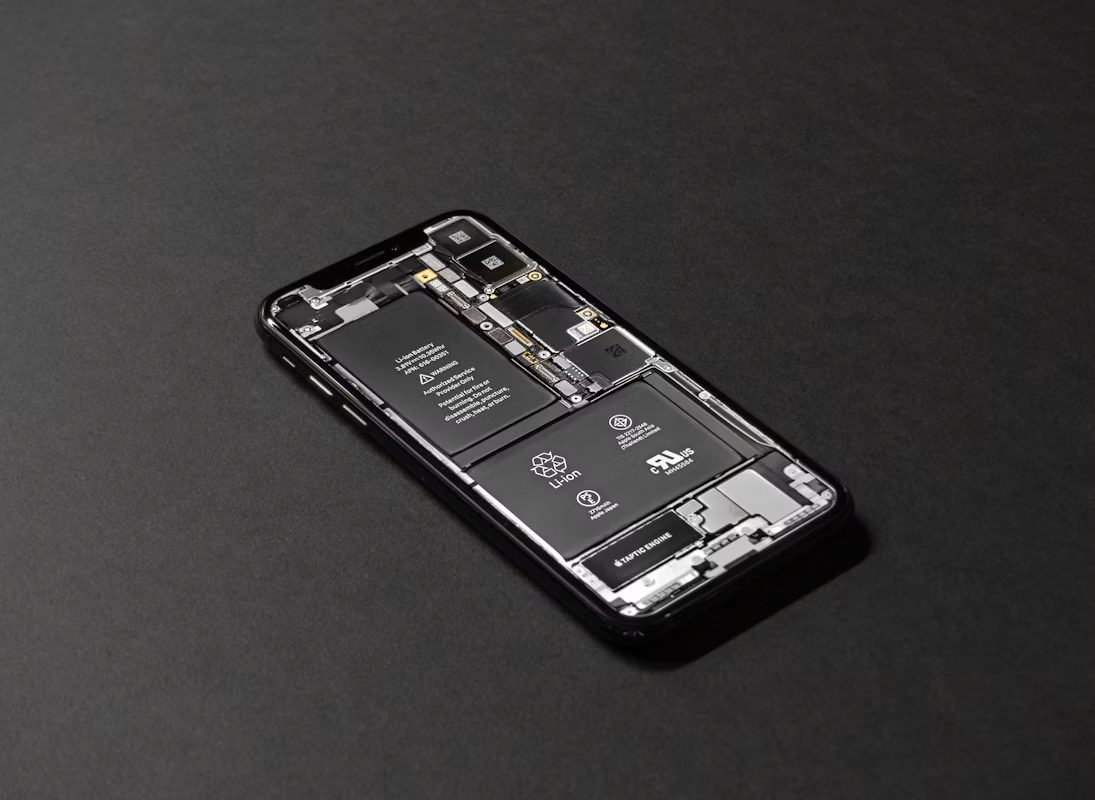 Un iPhone ouvert : sa batterie et ses composants