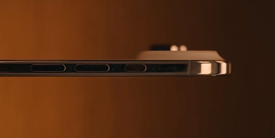La tranche d’un iPhone et ses boutons