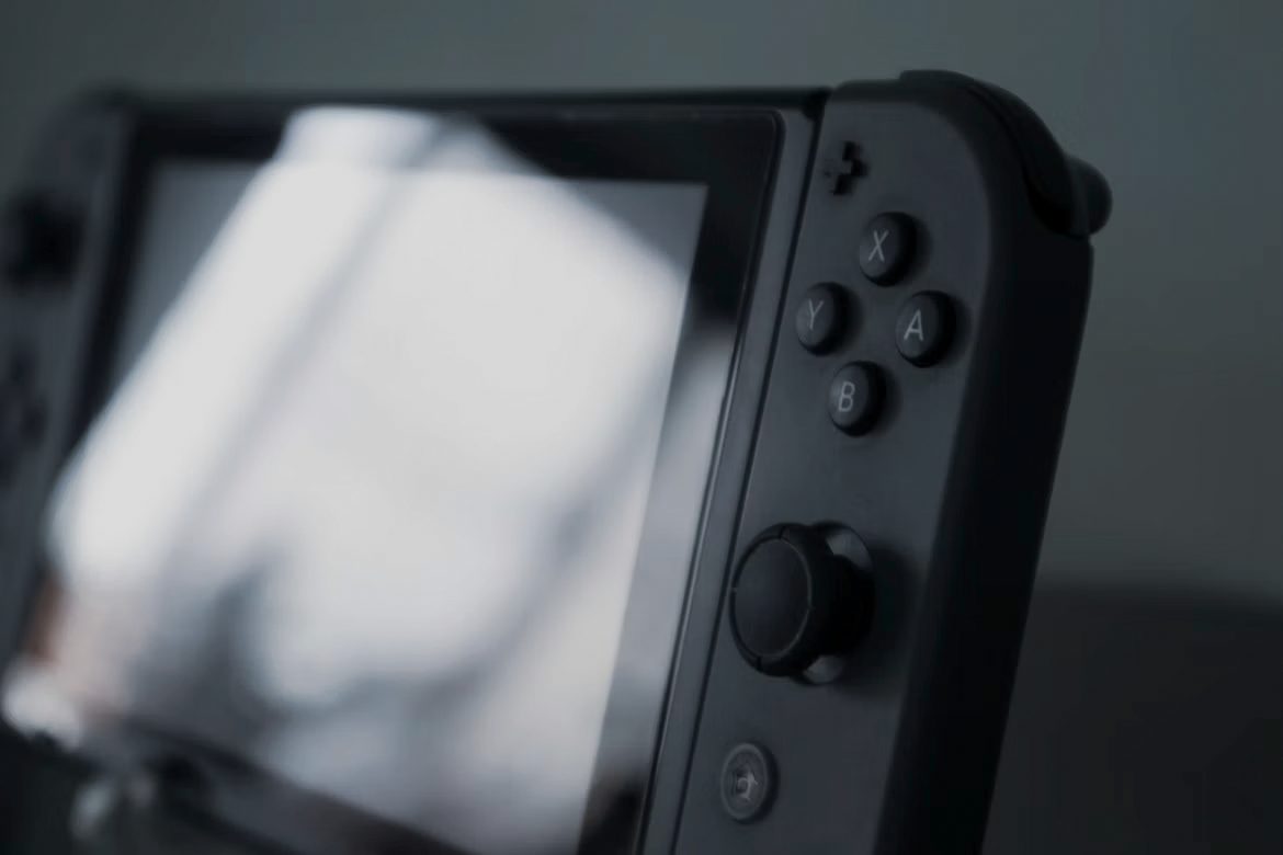 La manette droite d’une Nintendo Switch, vue de près