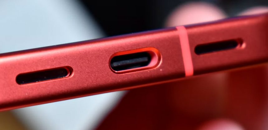 Le port de charge USB-C d’un téléphone, vu de près